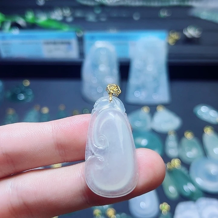 翡翠18K金镶嵌颈饰翡翠