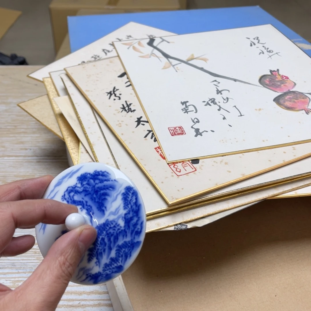 瓷片半**人密密麻麻地排列着一个