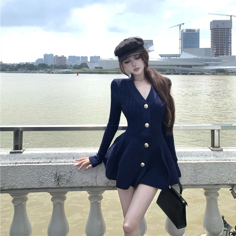 2025冬季新款法式纯欲荷叶边V领收腰显瘦花苞裙设计感针织连衣裙