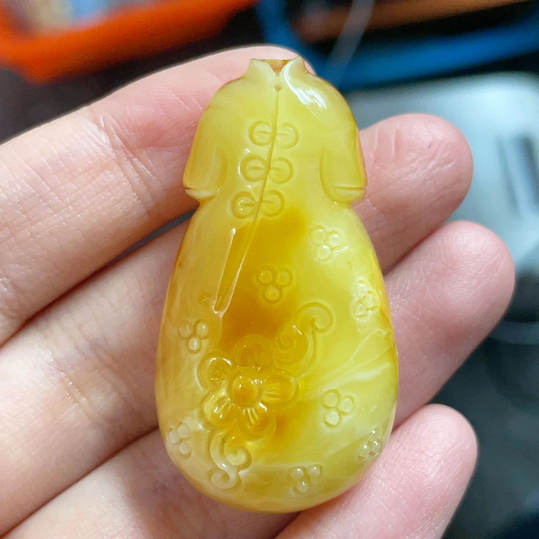 鸡油黄蜜蜡旗袍吊坠