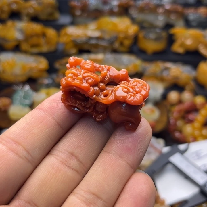 石英质玉（黄龙玉）未镶嵌颈饰