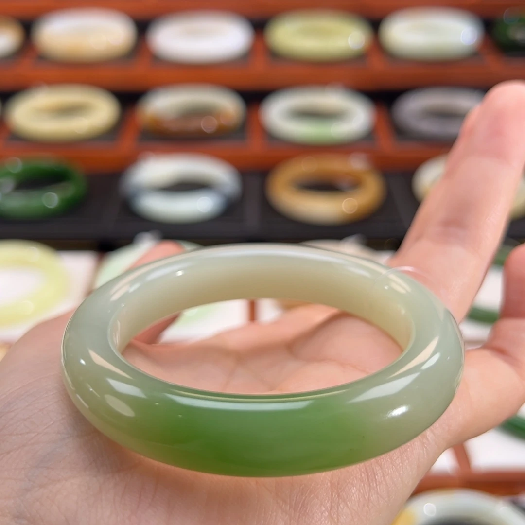 和田玉（翠青玉）未镶嵌手镯一抹艳翠