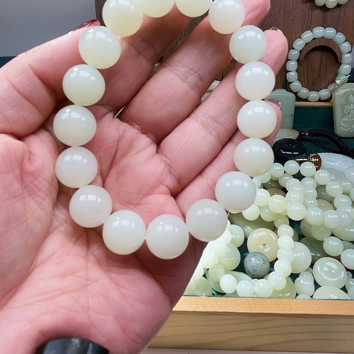 周***画和田玉（糖玉）未镶嵌颈饰