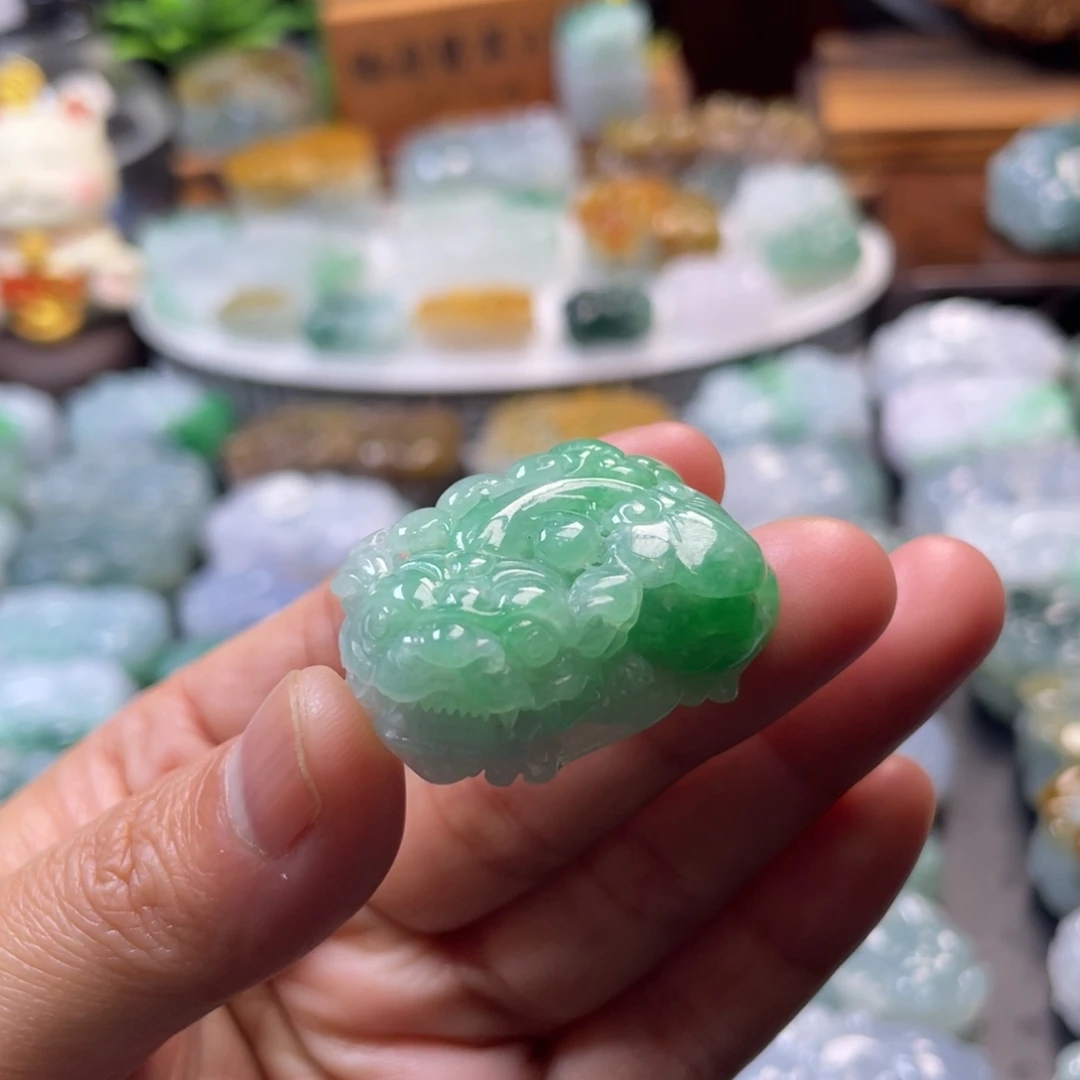 翡翠未镶嵌颈饰貔貅