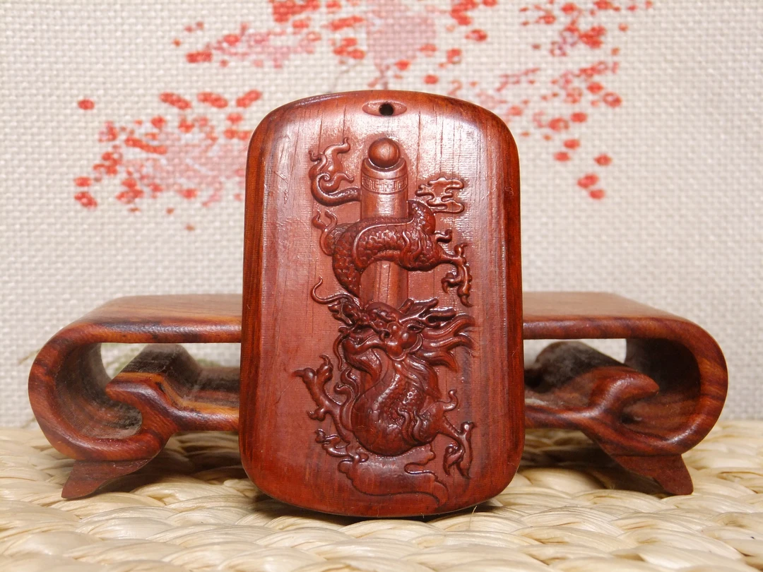紫檀木龙柱牌精美雕刻展现独特韵味
