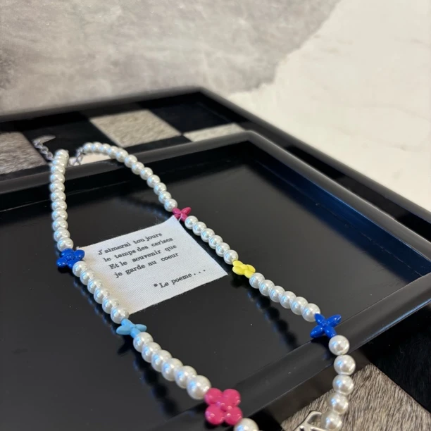 铜合金仿珍珠项链 带V字母彩色花花项链XL2357