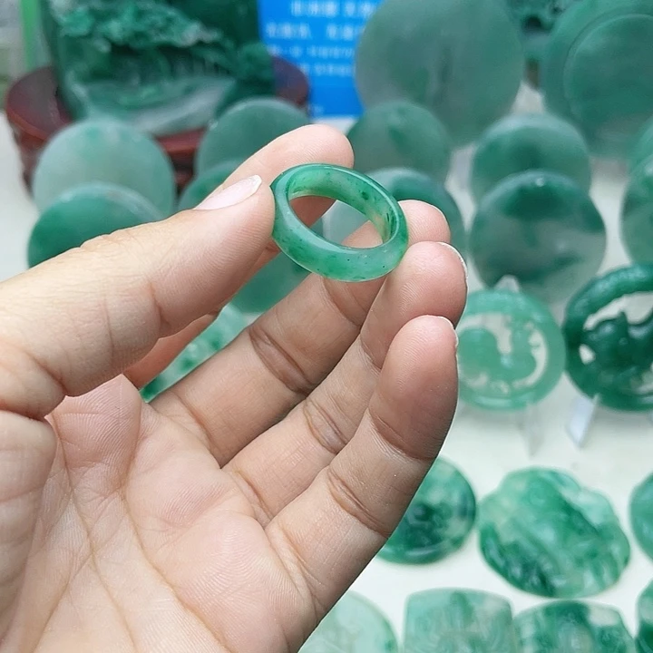 颈饰未镶嵌石英质玉