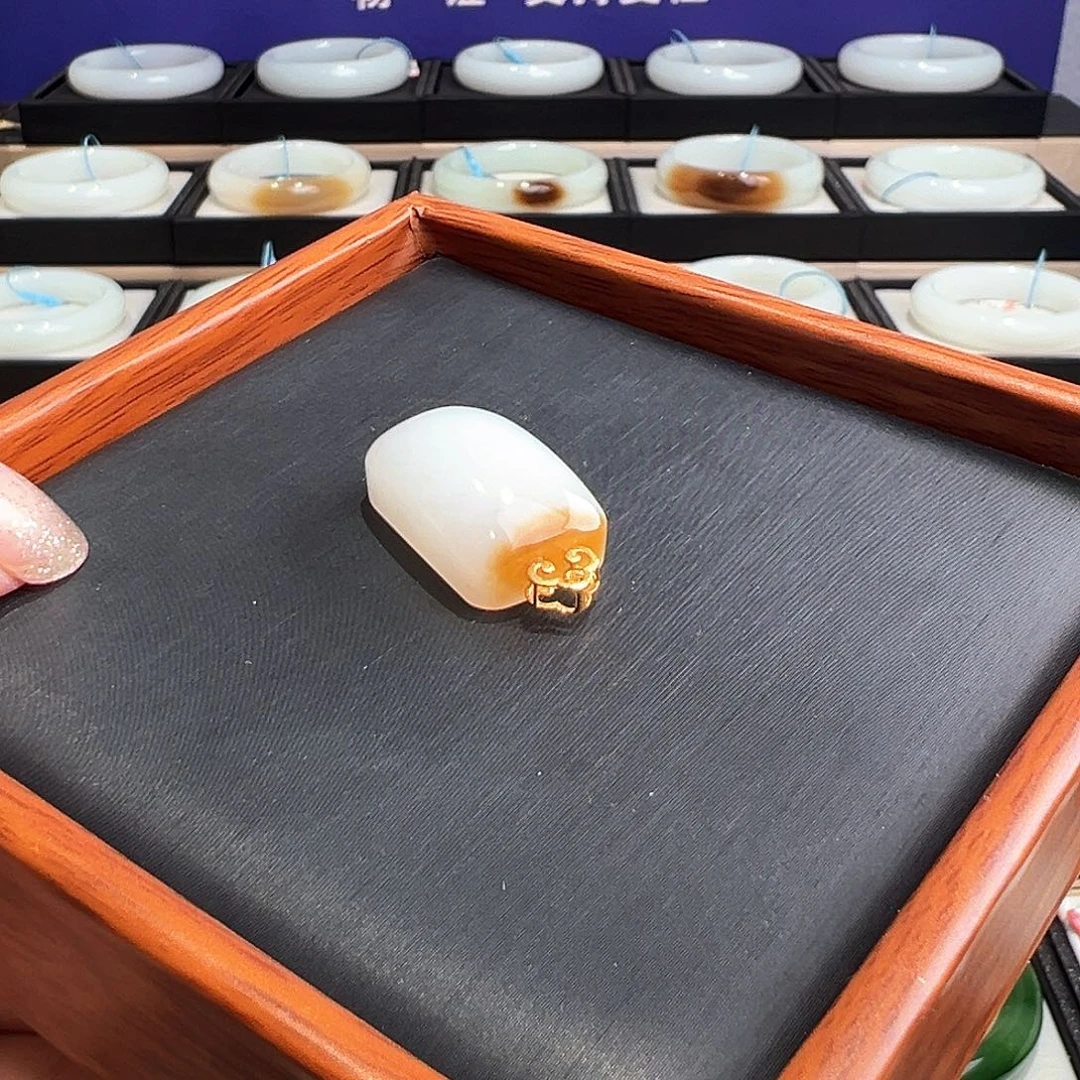 春****颈饰18K金镶嵌和田玉