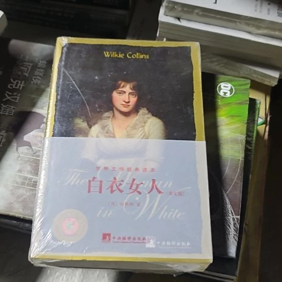 白衣女人，英文书啊这是一本英文书。