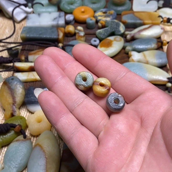 支***朱蛇纹石玉未镶嵌颈饰