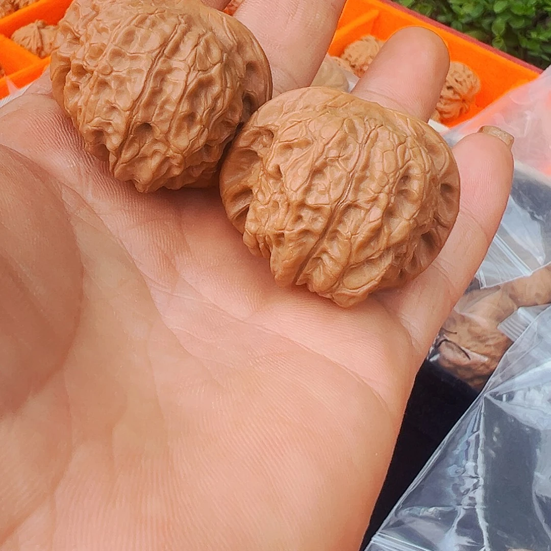 吊坠桃核血麒麟36左右