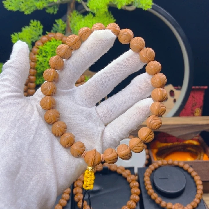 桃核吊坠野生桃核小奶豆手持