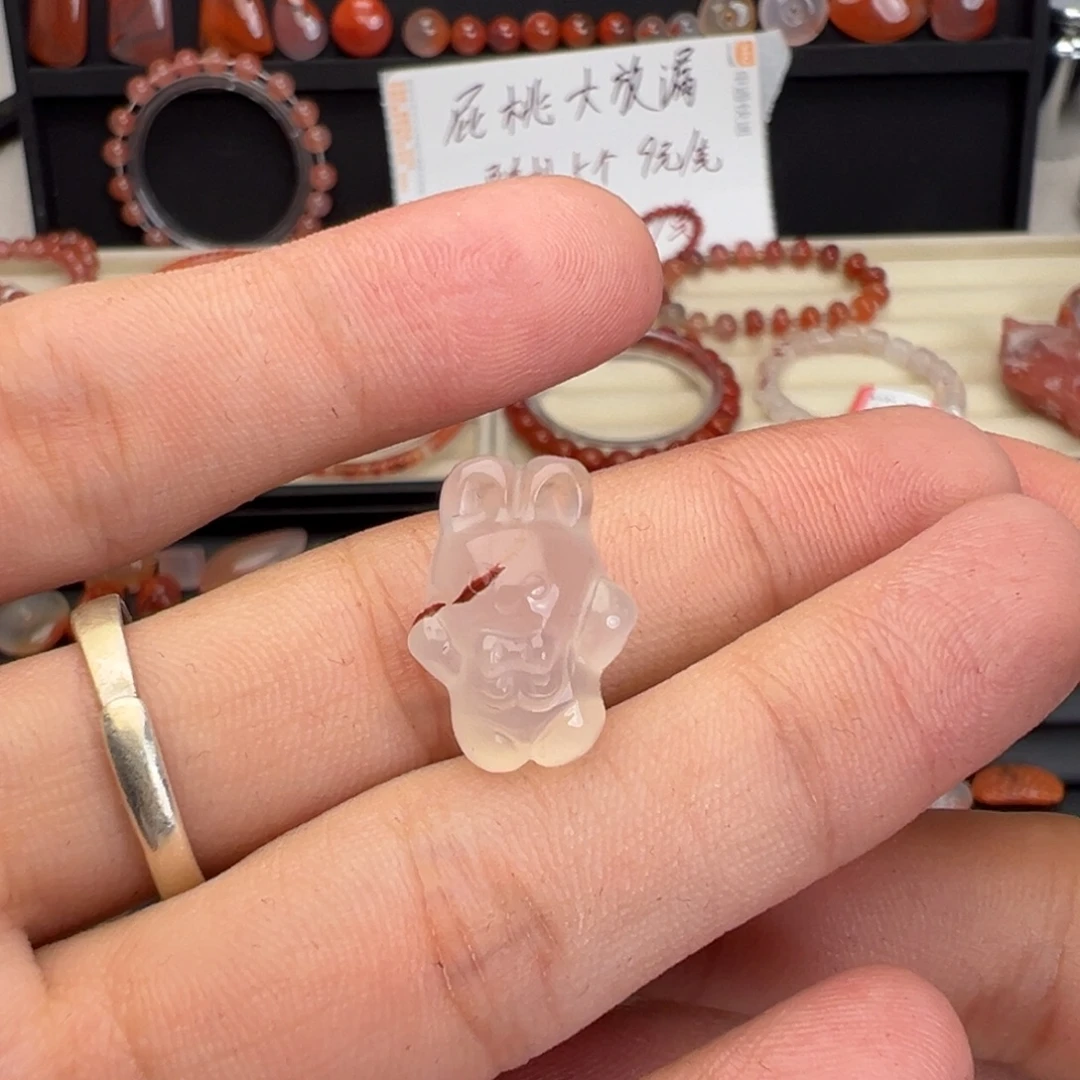 南红玛瑙未镶嵌颈饰小兔子