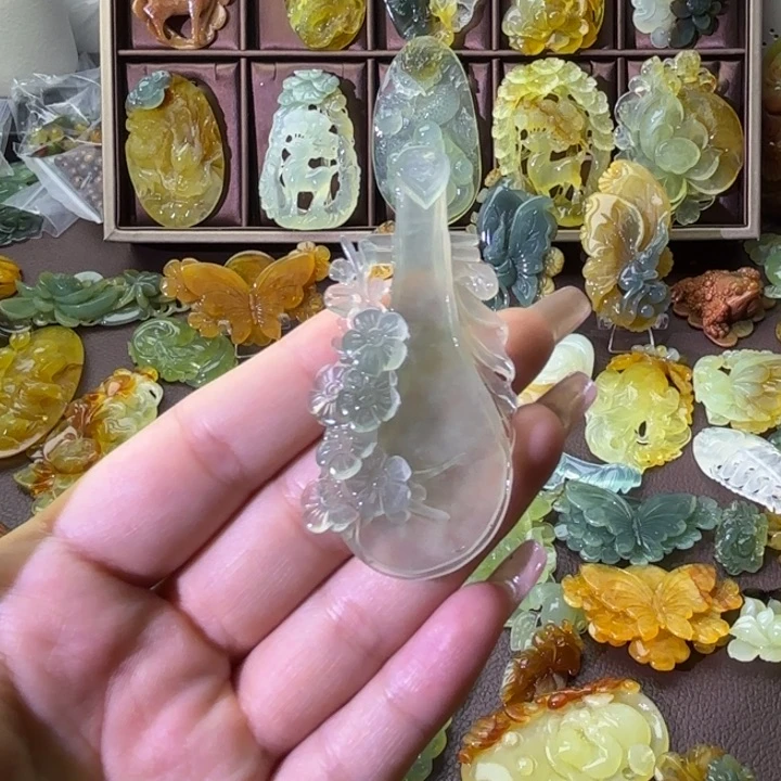 未镶嵌蛇纹石玉颈饰浴**生