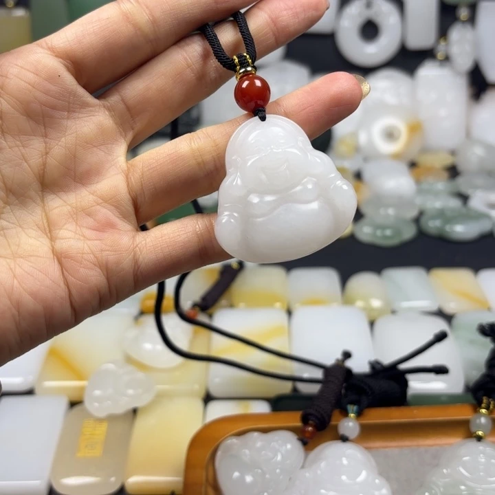 雨***。石英质玉（金丝玉）未镶嵌颈饰