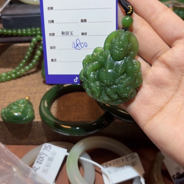 颈饰未镶嵌和田玉（碧玉）