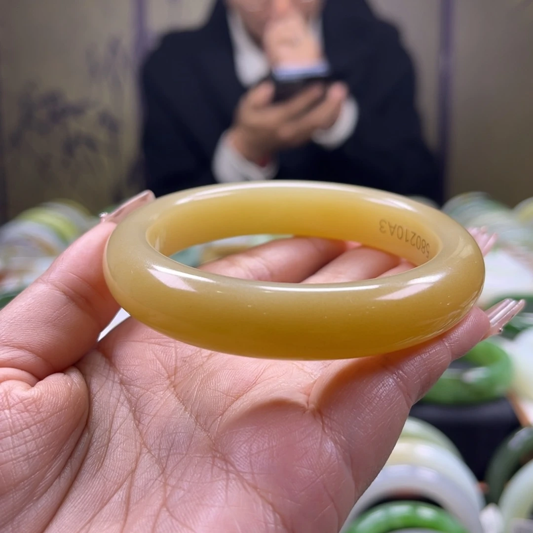 和田玉未镶嵌手镯