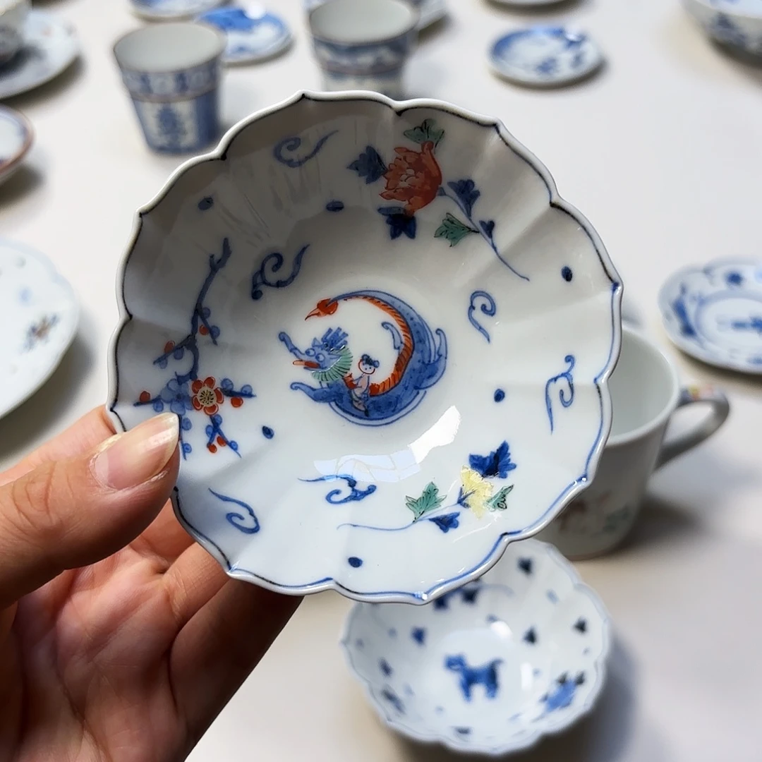 瓷小花钵。