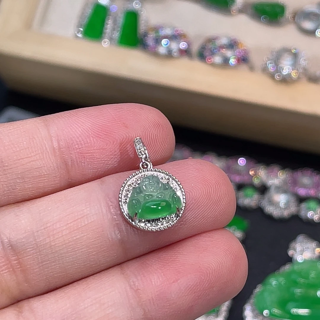 翡翠18K金镶嵌颈饰飘阳绿