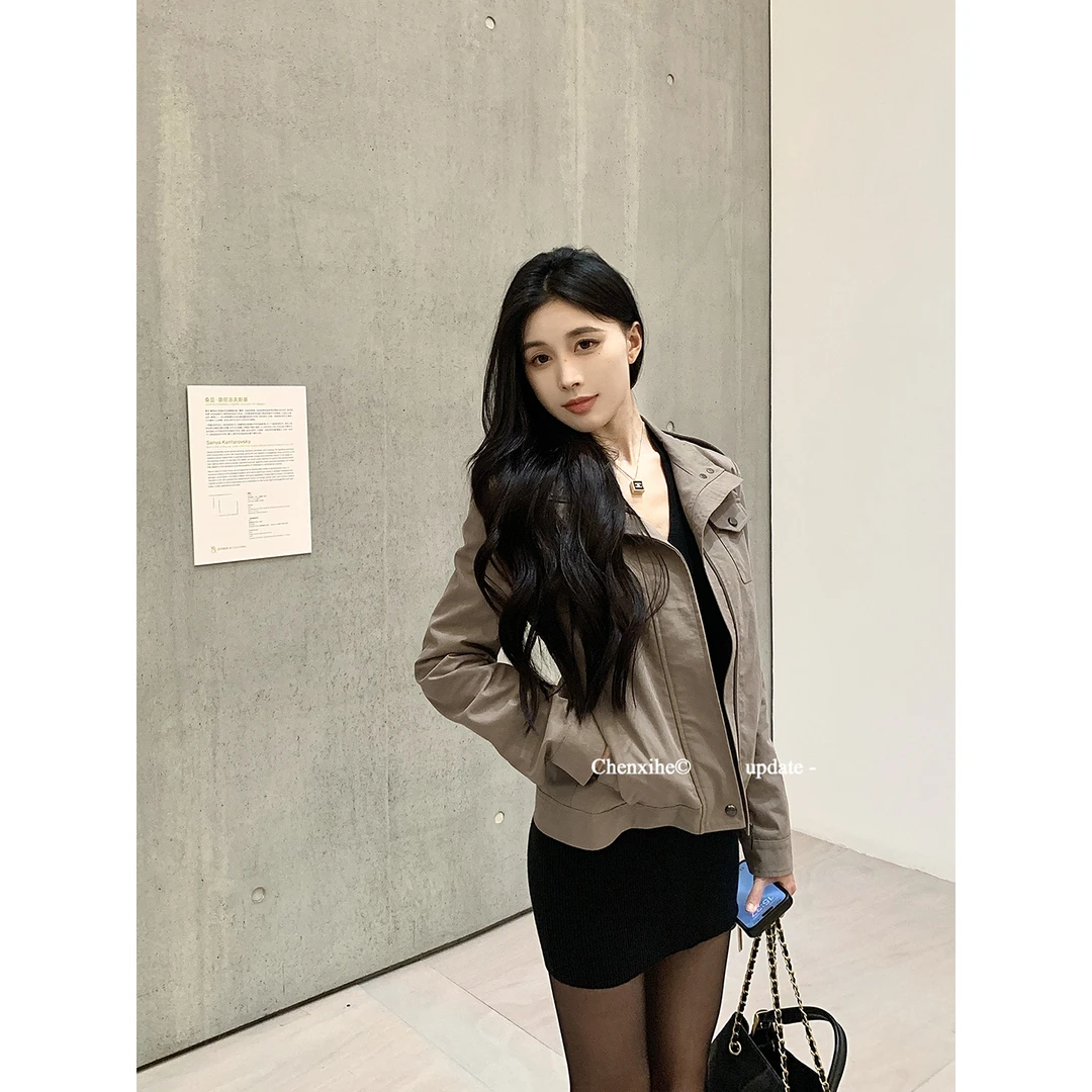 何晨曦 双口袋对称设计复古工装外套女秋新款休闲夹克上衣 T0748W