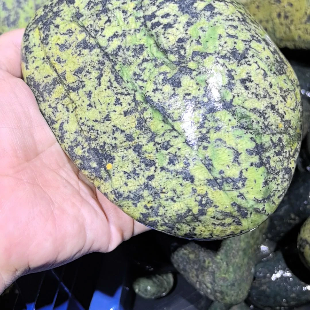 。***。藏玉药王石原石一个