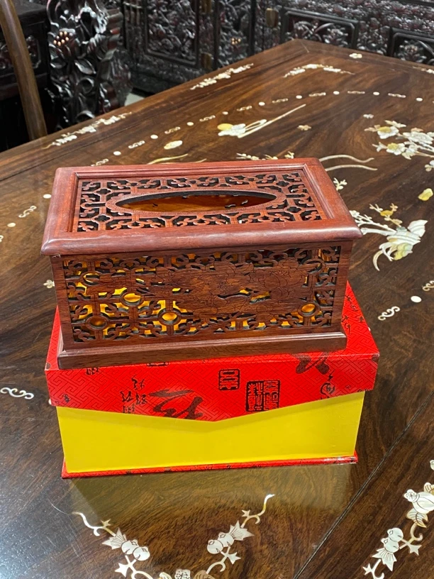 做工精美的满工雕花纸巾盒