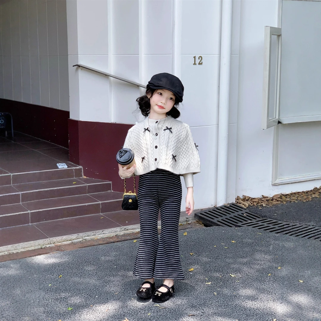 小思家女童2025秋复古洋气蝴蝶结毛衣斗篷两件套+条纹喇叭裤套装