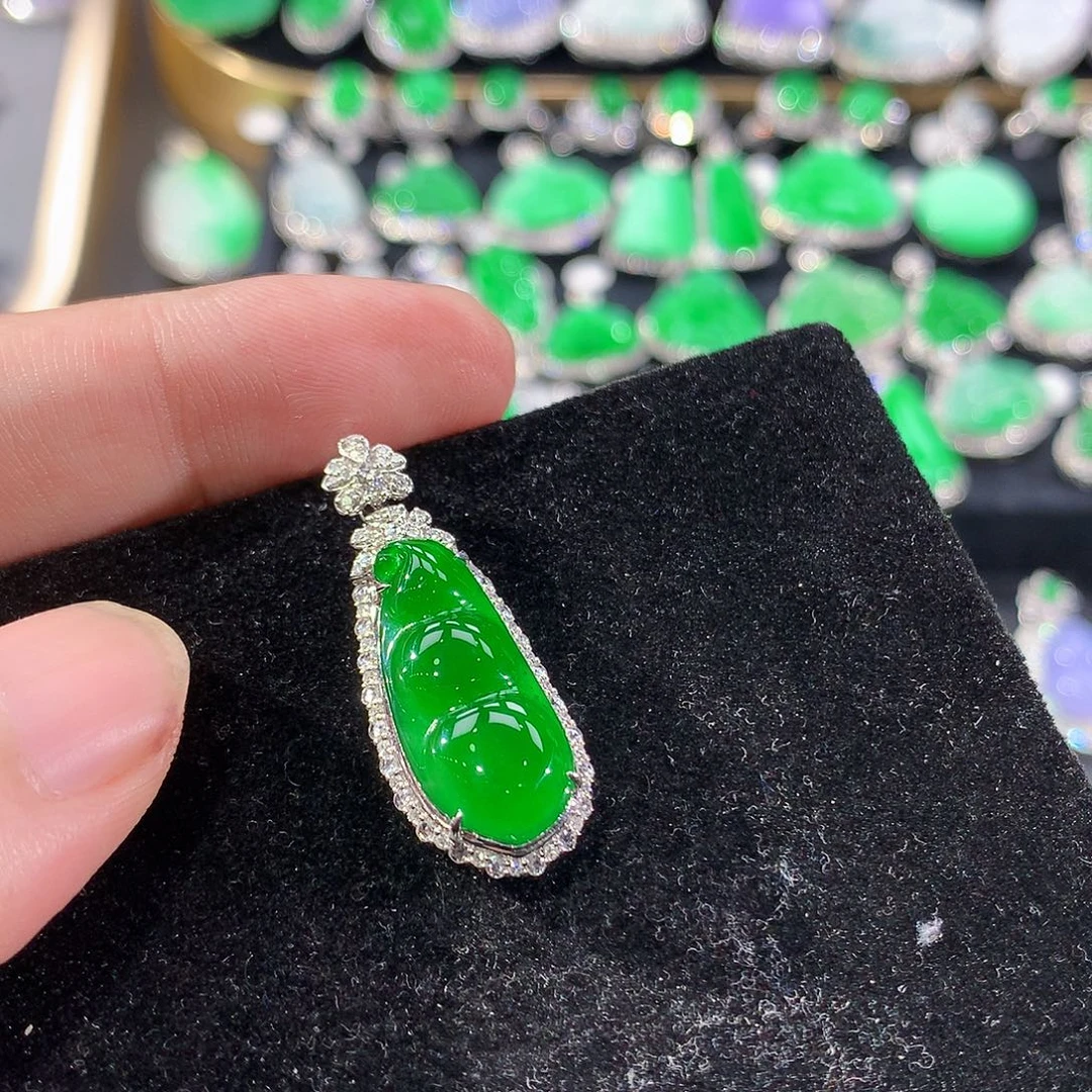 翡翠18K金镶嵌颈饰