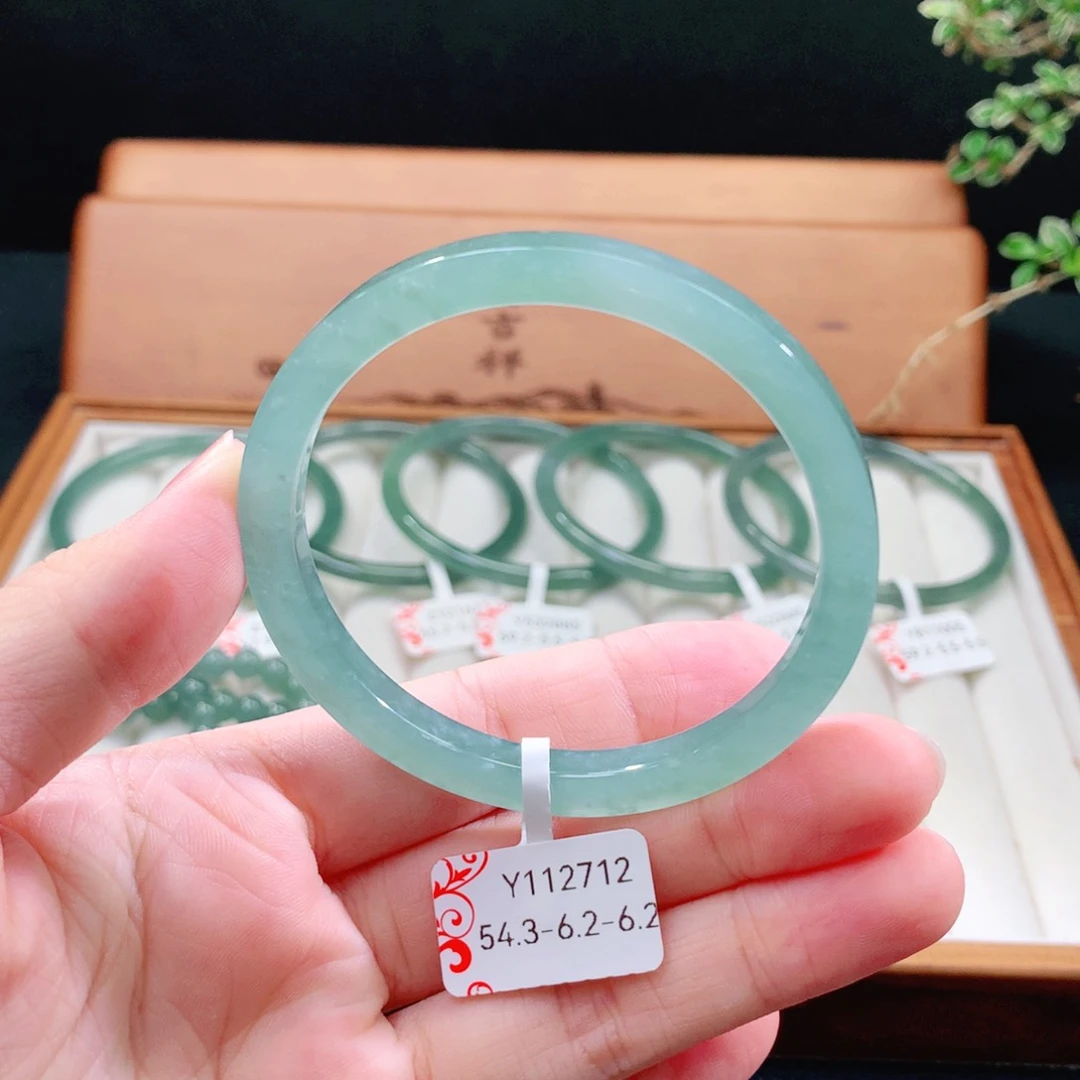 翡翠手镯（圆镯）未镶嵌