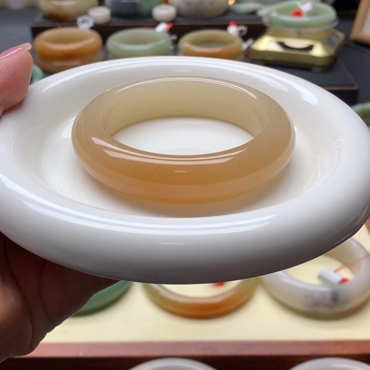 未镶嵌手镯石英质玉
