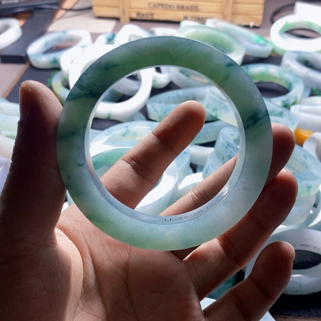 蓝***翔未镶嵌不退不换定制翡翠