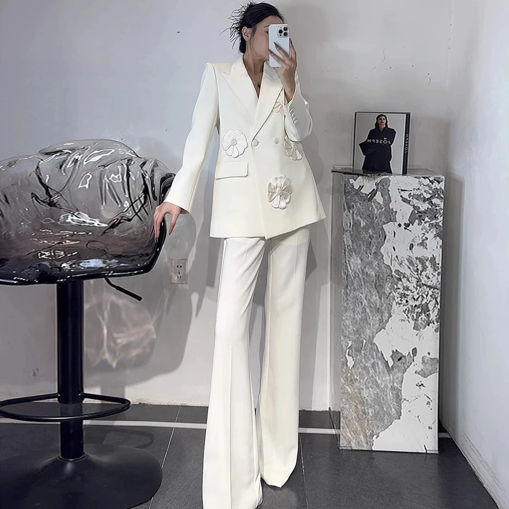 2025春秋新款高端气质订花修身米白色西装套装女微喇裤炸街两件套
