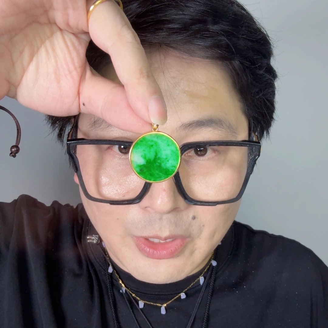 翡翠未镶嵌颈饰一件
