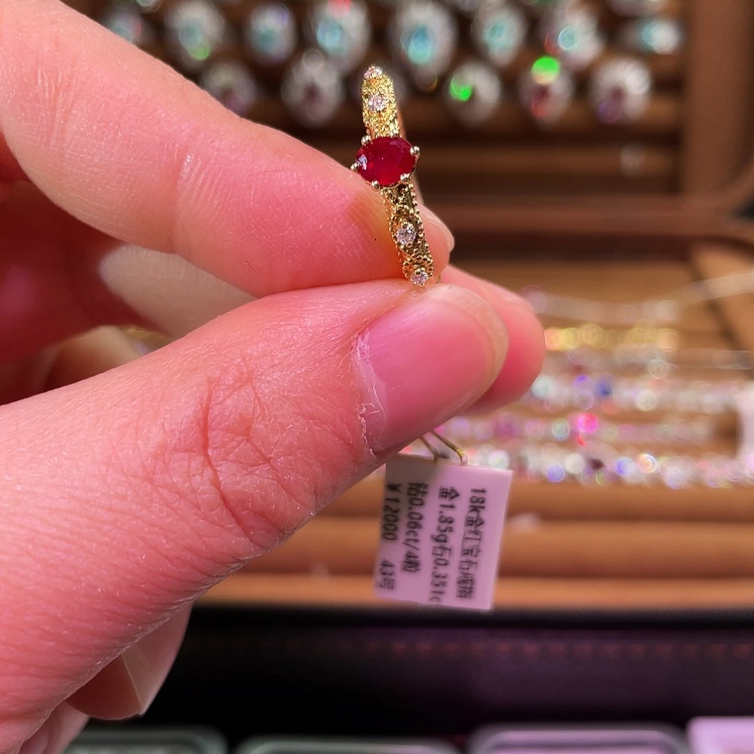 红宝石戒指18K金镶嵌