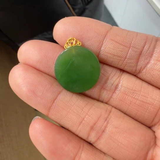 和田玉颈饰18K金镶嵌碧玉无黑点阳绿圆无事牌