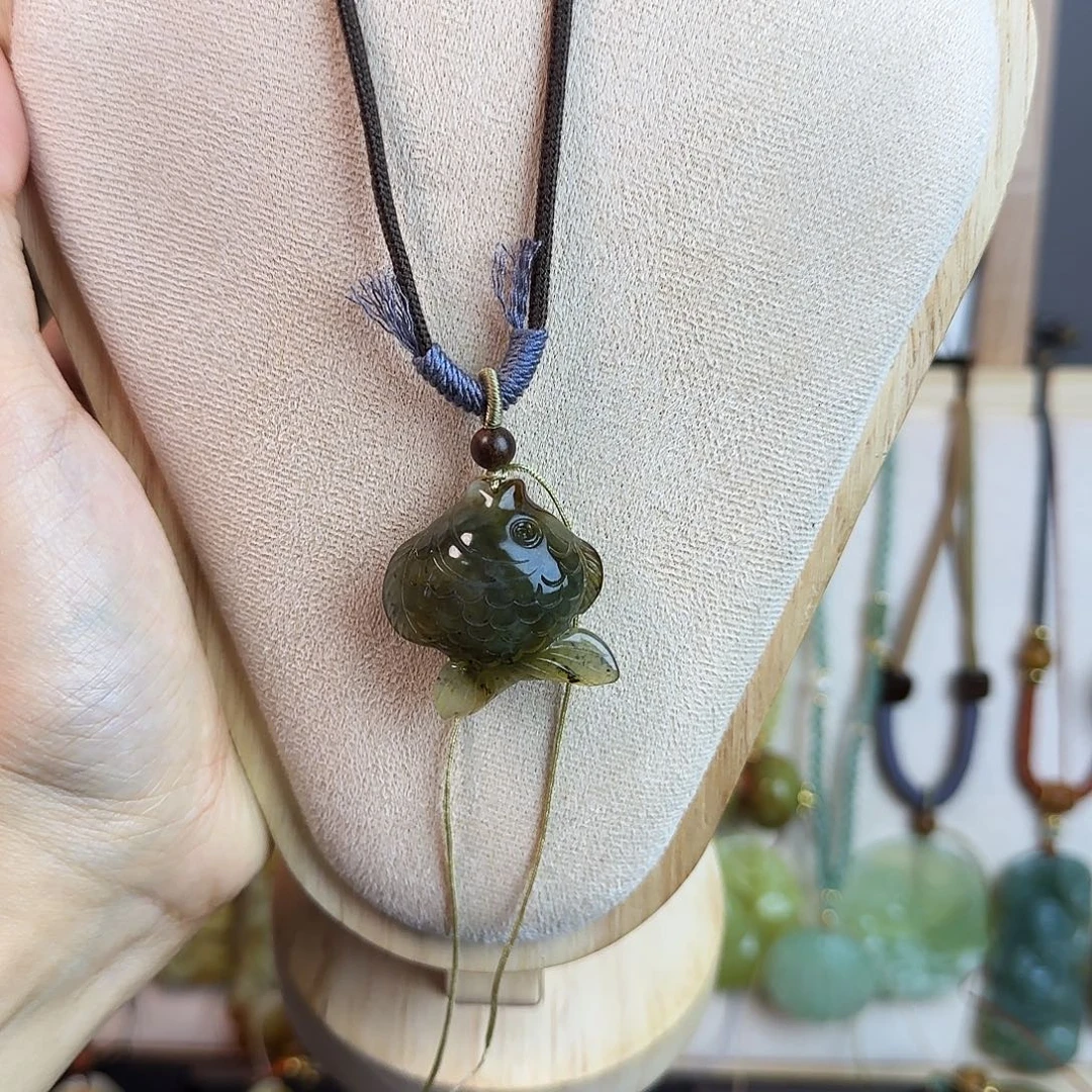 蛇纹石玉未镶嵌颈饰