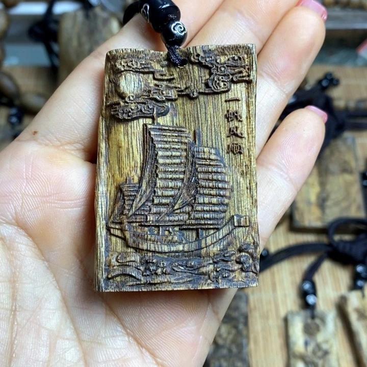 沉香手把件8.3克雕刻一帆风顺