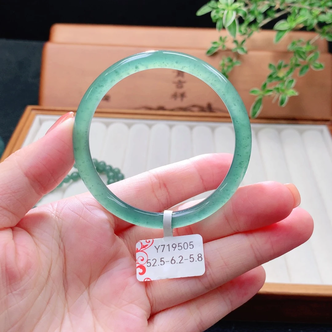 未镶嵌手镯（圆镯）翡翠