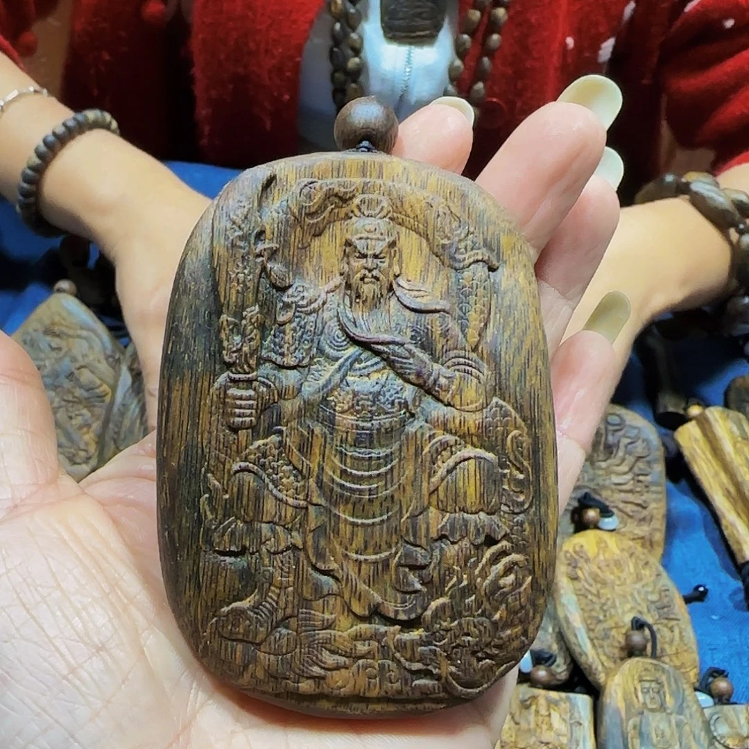 沉香沉香碎屑海南国香白奇乌身老料关二爷带绳45克