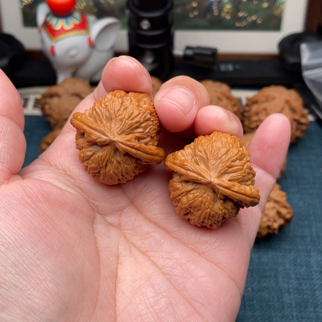 隐***_把件文玩核桃全品红皮白狮子34