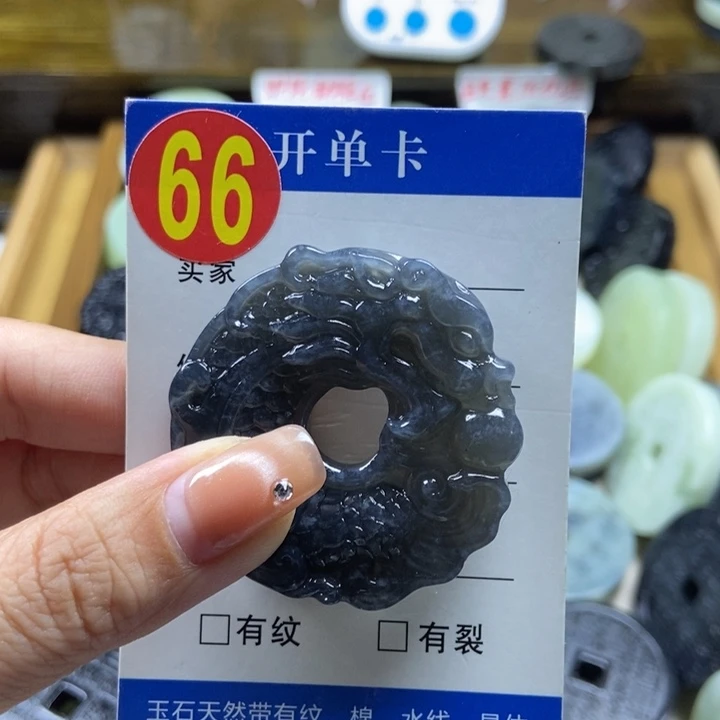 蛇纹石玉挂件未镶嵌不*春