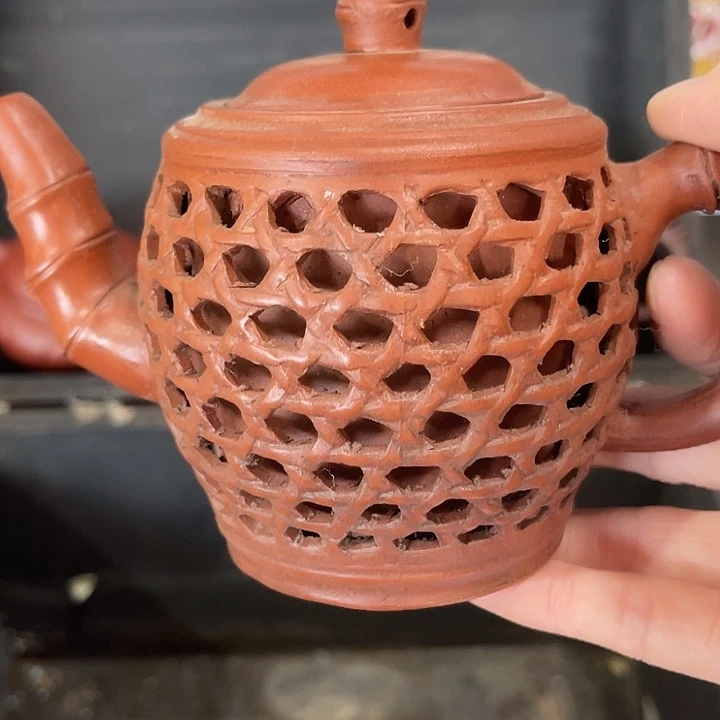 紫泥茶壶原矿泥料手工制作的一把紫砂壶。
