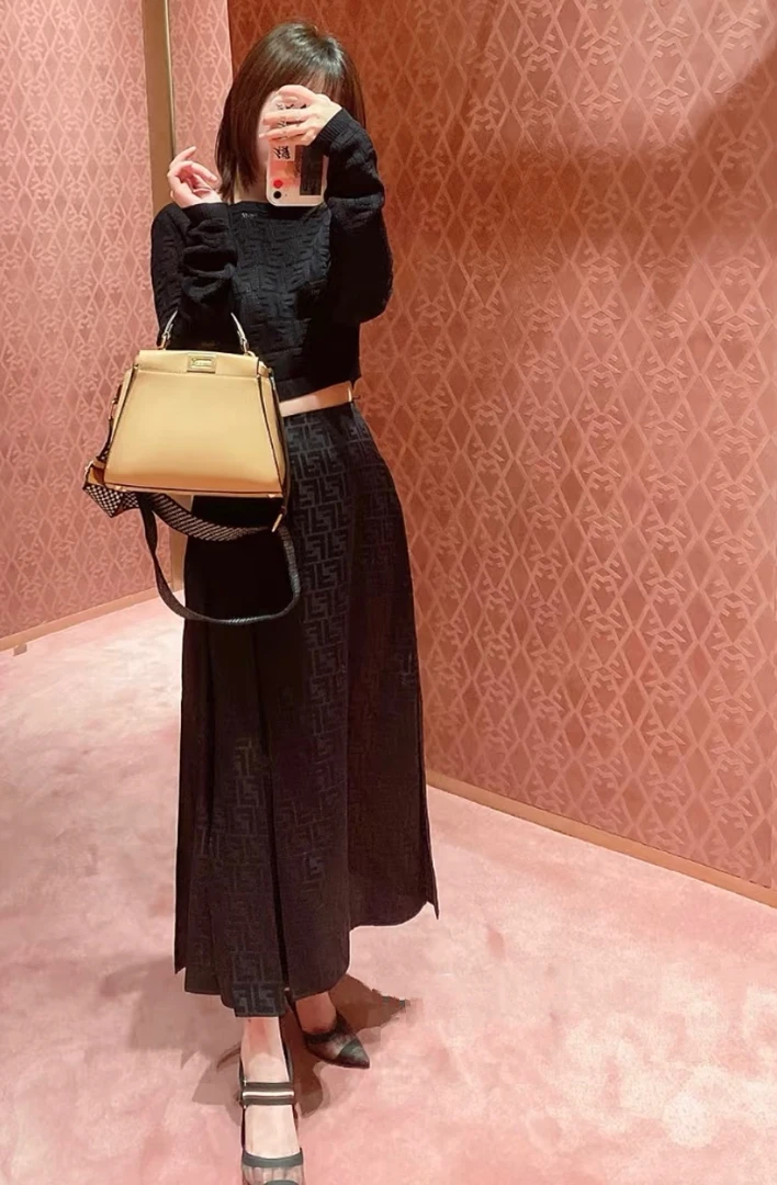 99新 FENDI/芬迪 bb1569  桑蚕丝 印花黑色满印百褶半身长裙 44码