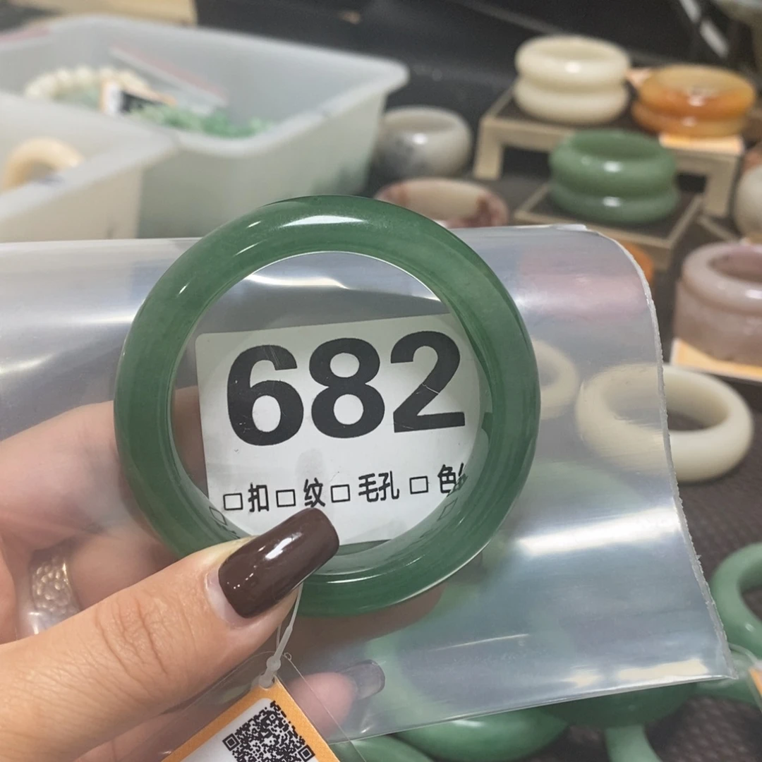 天***.石英岩玉未镶嵌手镯