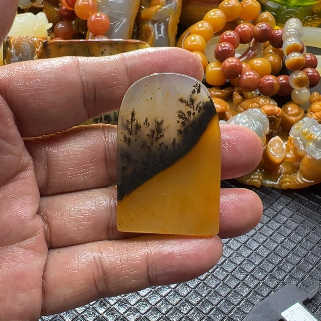 颈饰未镶嵌石英质玉