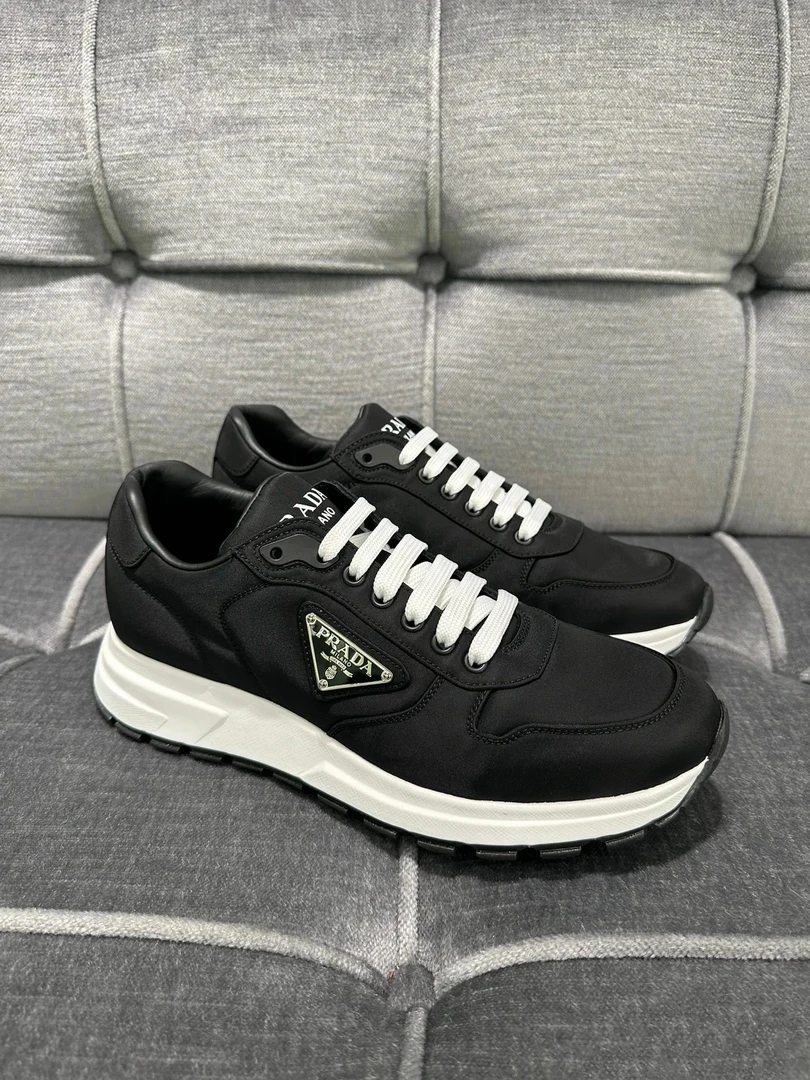 未使用 Prada/普拉达 男士经典金属标黑色休闲鞋PX066