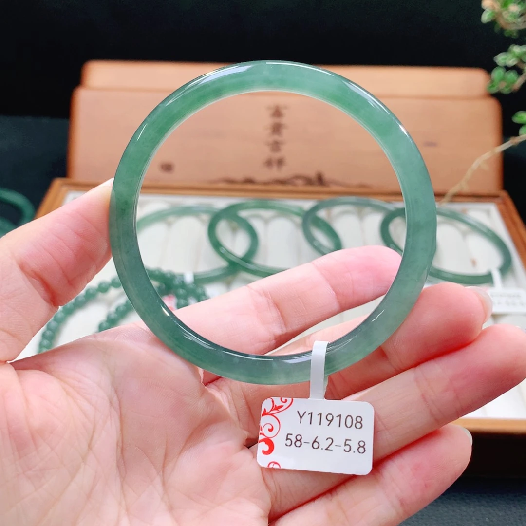 翡翠手镯（圆镯）未镶嵌