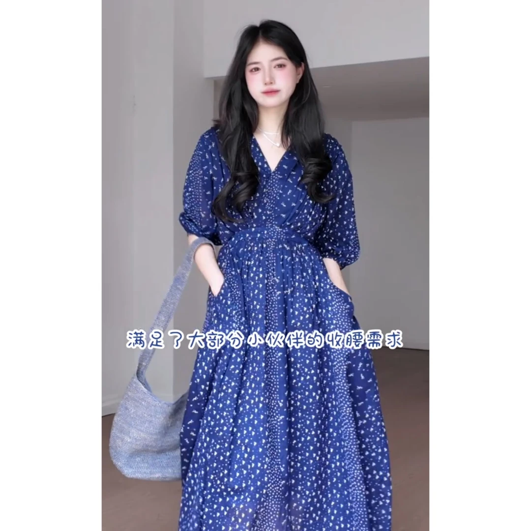 夏日海边度假风多巴胺蓝色V领碎花连衣裙女超好看收腰气质长裙子