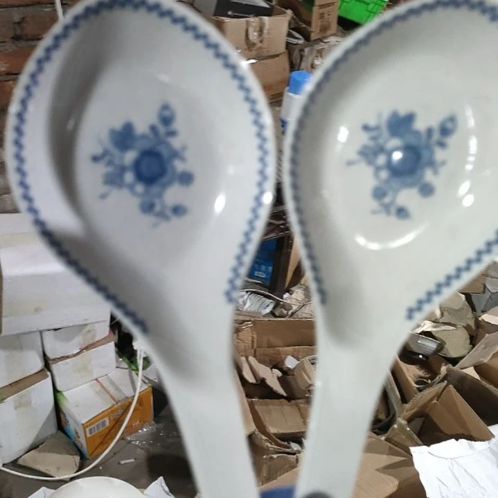 摆件盘子碗茶壶啥都有