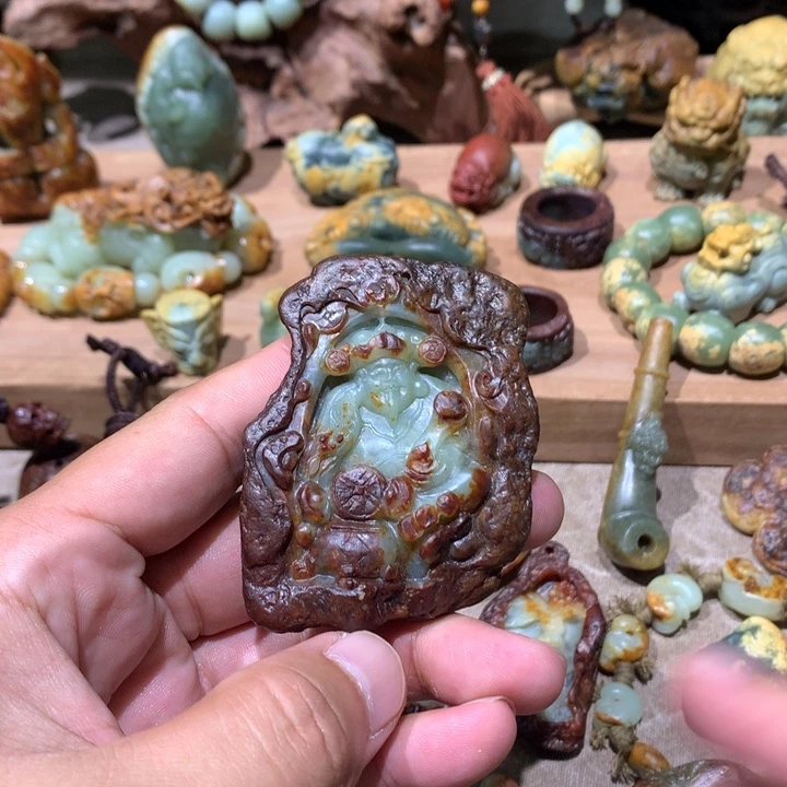 未镶嵌岫岩河磨玉（透闪石质玉）挂件